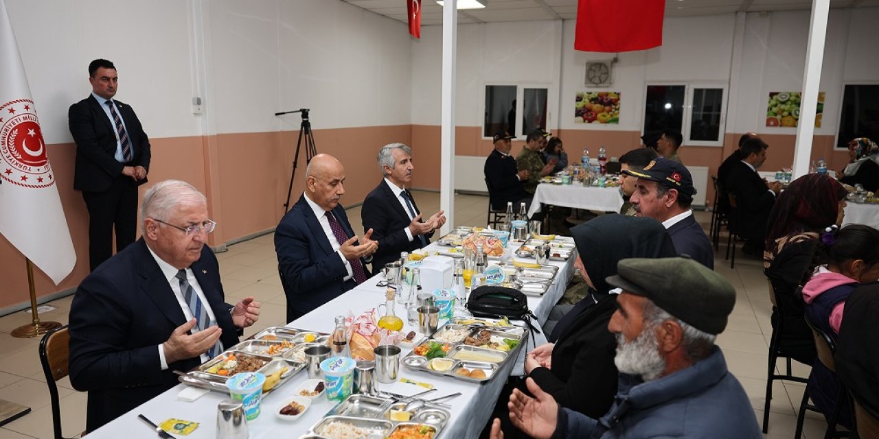 Bakan Güler, İftarda Şehit Aileleri, Gaziler ve Mehmetçikle Buluştu