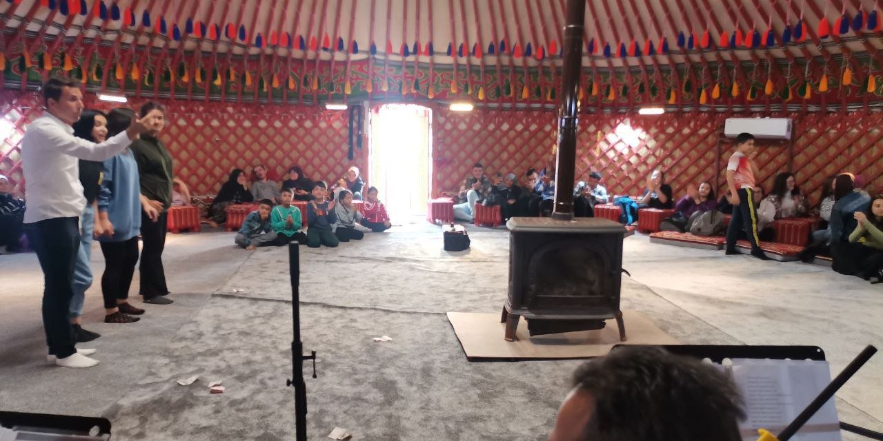 Otantik Çadırda Depremzede Öğrencilere Müzik Şöleni 