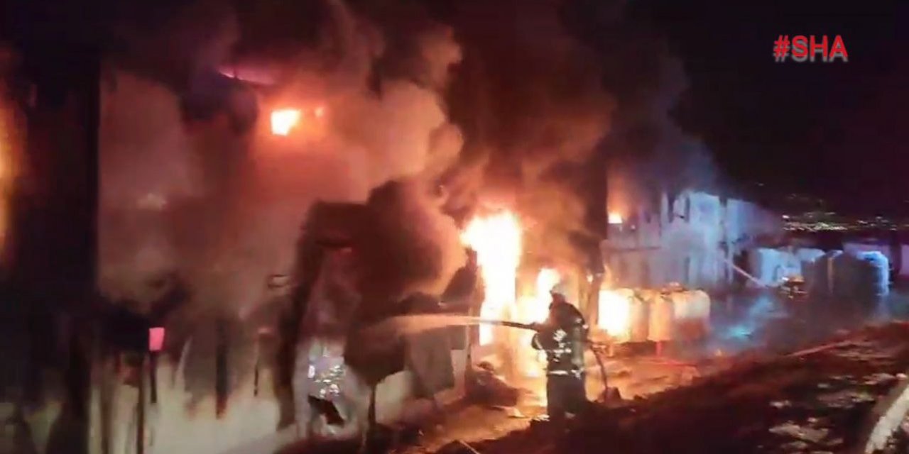 Kahramanmaraş'ta İşçilerin Kaldığı Konteynerde Yangın Çıktı, 18 Konteyner Zarar Gördü 