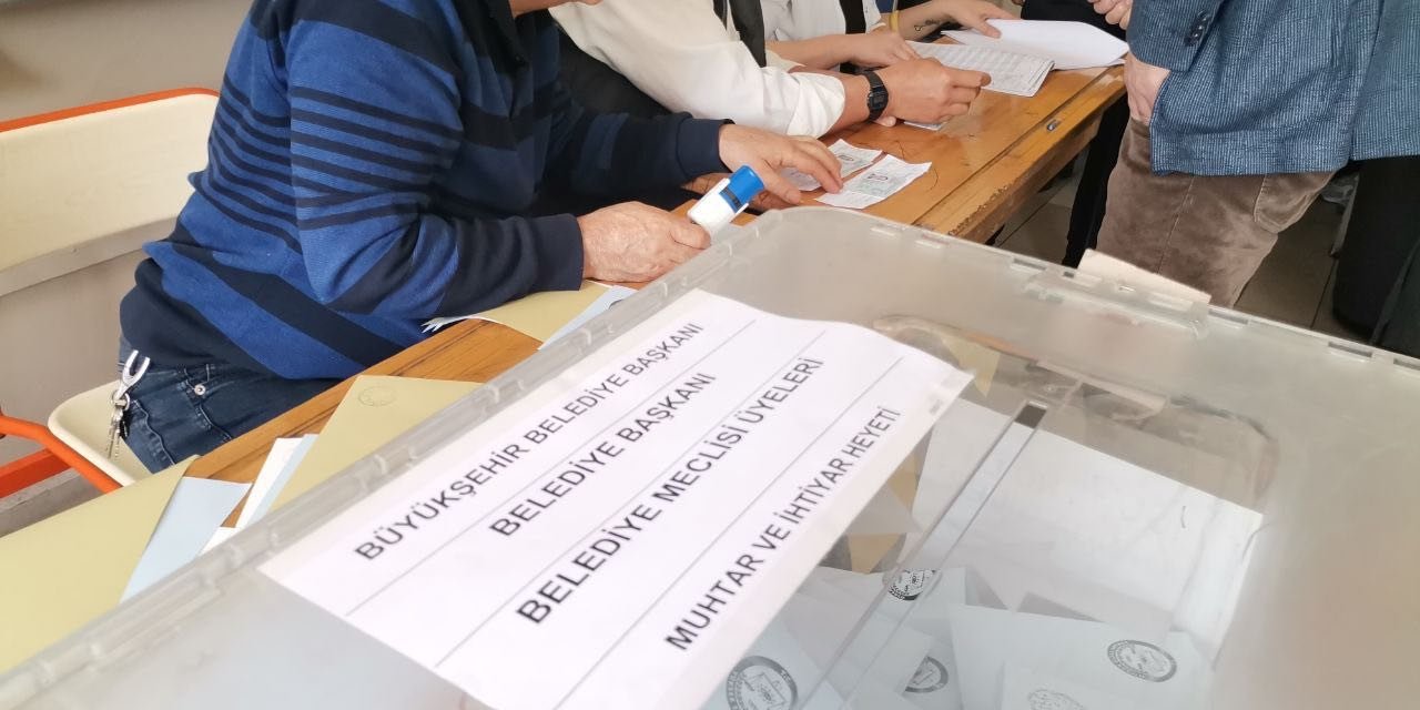 Depremin merkez üssünde afetzedeler konteynerde oy kullandı