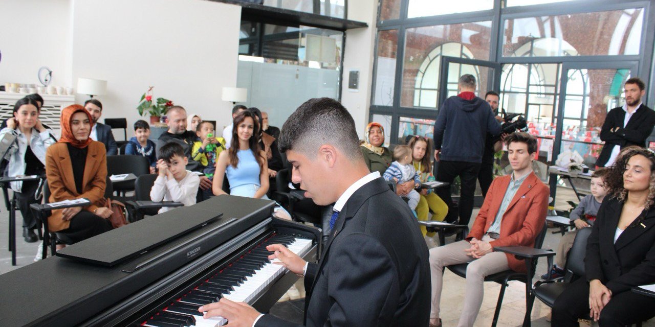 Piyano Resitali ile Otizme dikkat çekti 