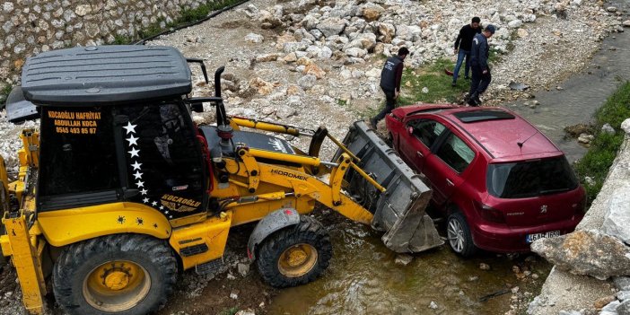 Andırın’da otomobil menfeze uçtu: 2 yaralı 