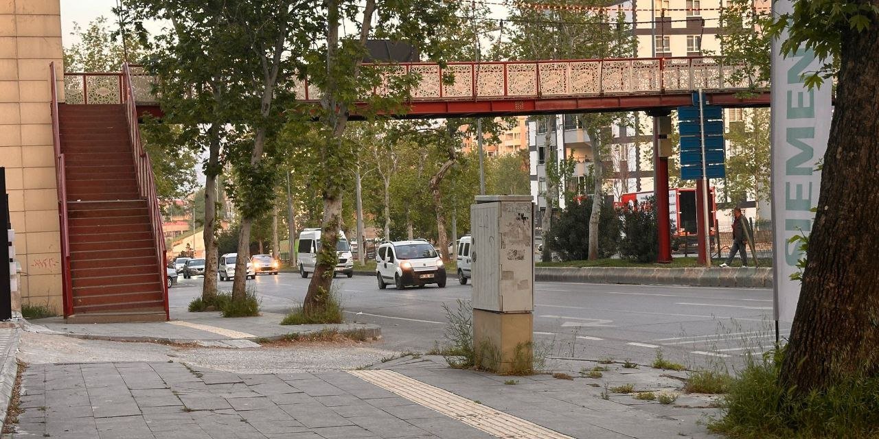 Kahramanmaraş'ta Yol Güvenliği Tehlikede: Refüj Geçişleri Cinayete Davetiye Çıkarıyor  