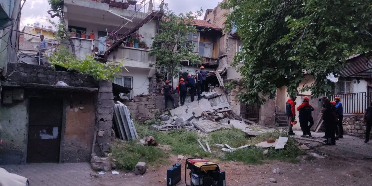 Kahramanmaraş'ta metruk bina çöktü: Arama çalışmaları sürüyor  