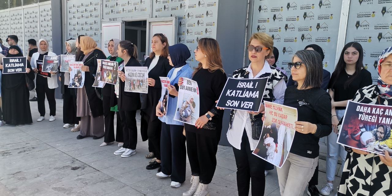 AK Parti Kadın Kolları Teşkilatı Gazze'deki Anneler İçin Meydanda Toplandı  