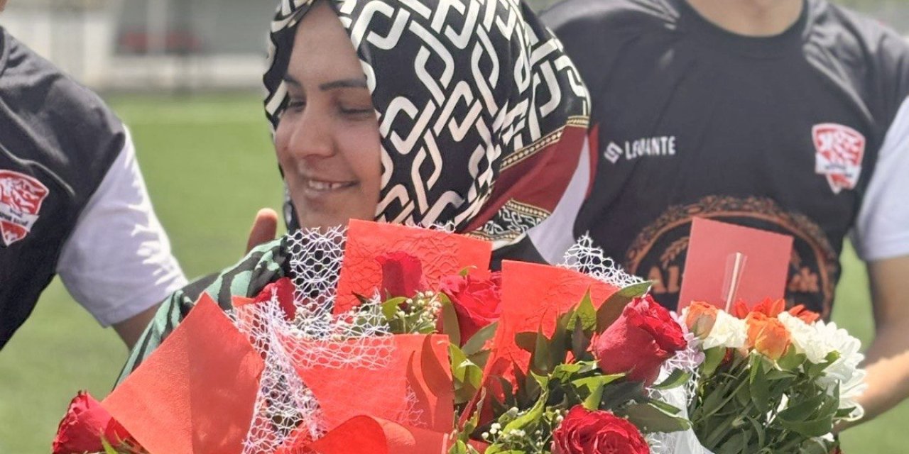 Kahramanmaraş’ta Yeşil Sahada Anneler Günü Sürprizi!