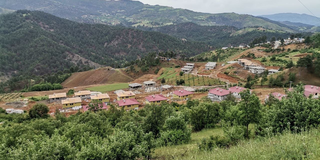 Kaya Düşmesi Nedeniyle Taşınan Köyün Deprem Konutları Hızla Yükseliyor!