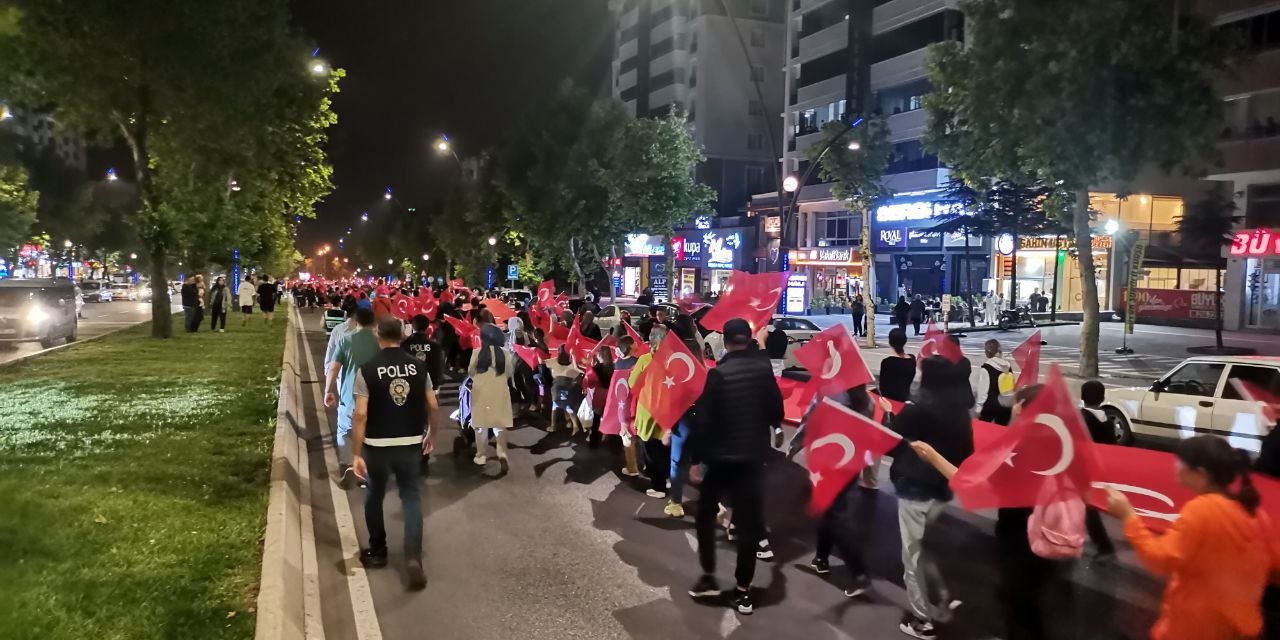 "Kahramanmaraş'ta 300 Metrelik Dev Türk Bayrağıyla Coşkulu Fener Alayı!" 