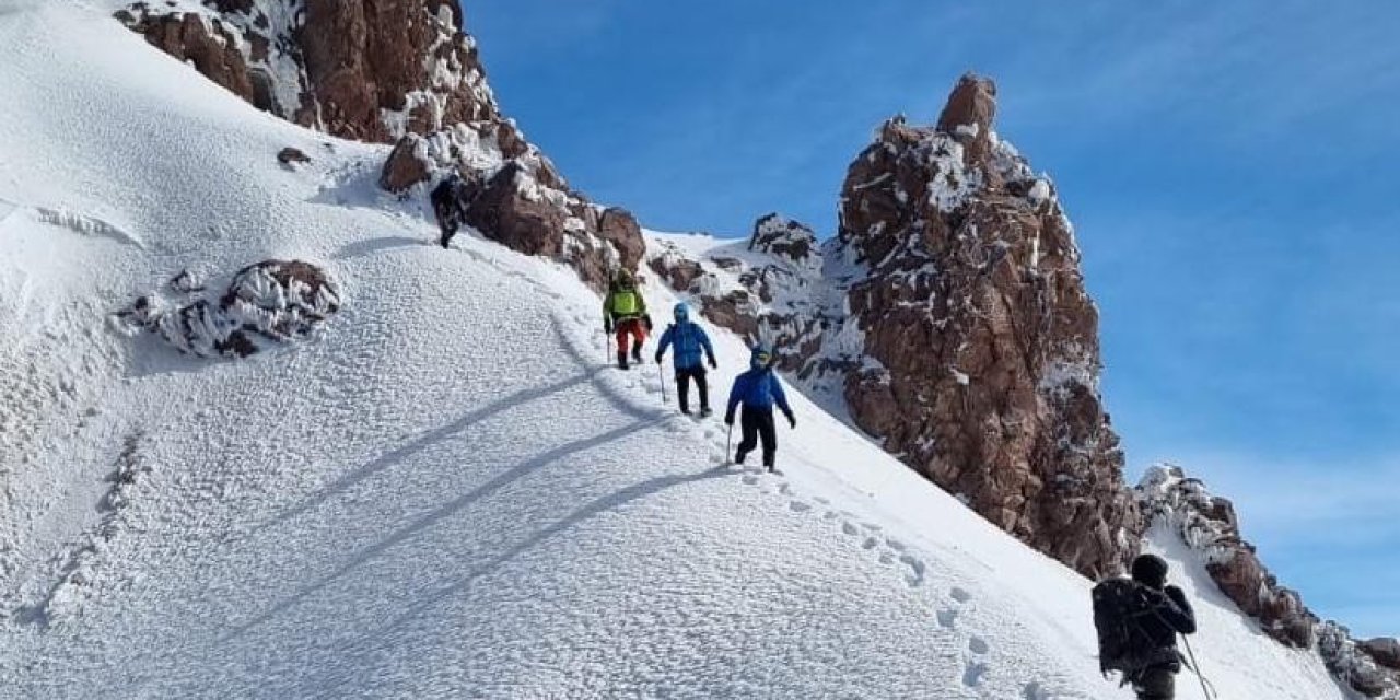 MADOSK Üyeleri Erciyes Dağı'na Zorlu Tırmanış Gerçekleştirdi  