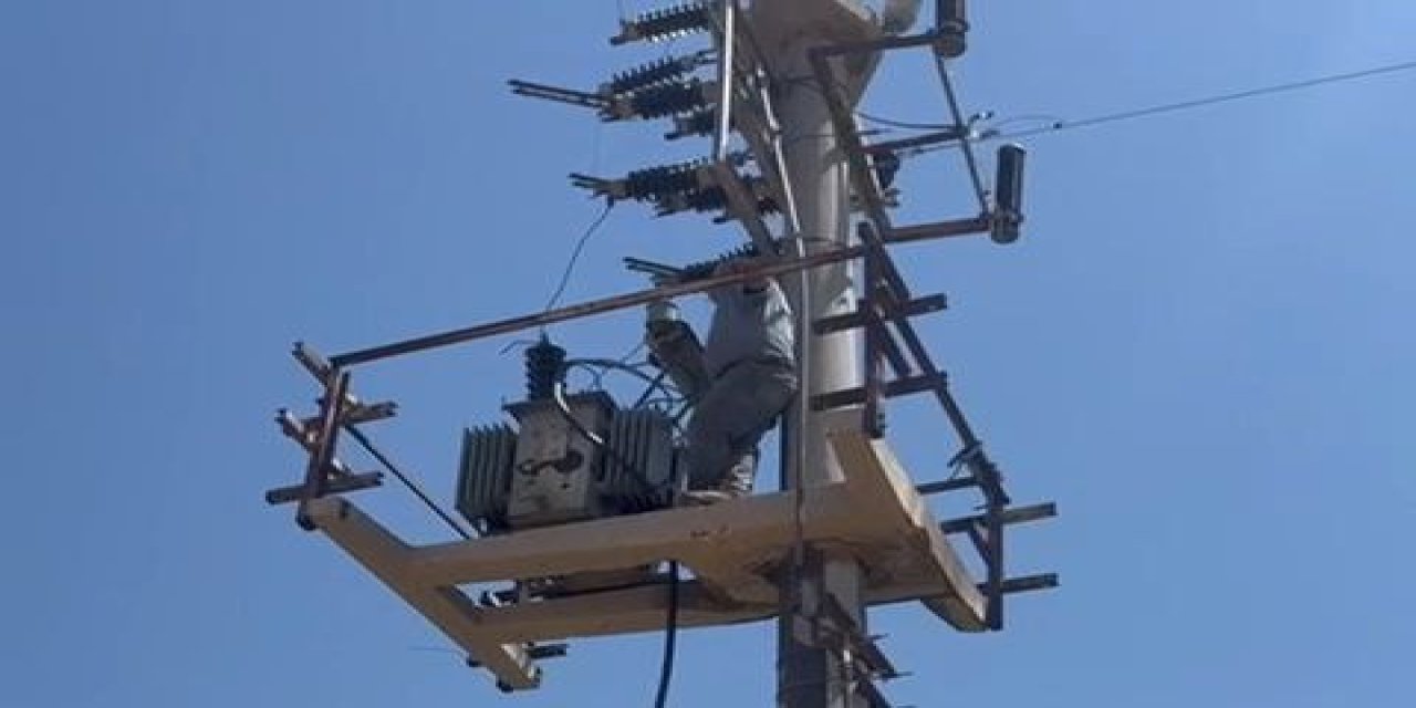 Elbistan’da vinç operatörüyle kavga eden tamirci elektrik direğinde mahsur kaldı 