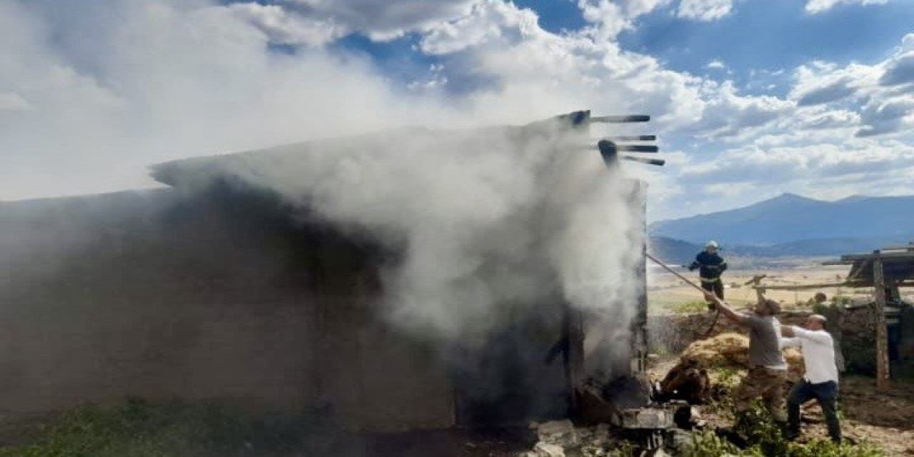 Göksun’da ahır çıkan yangında kül oldu 