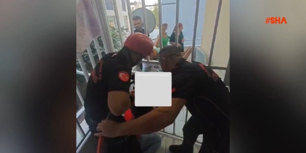 Kahramanmaraş’ta kafası demir korkuluklara sıkışan çocuk kurtarıldı