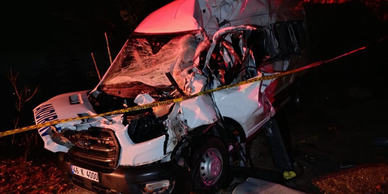 Kahramanmaraş'ta kamyon ile minibüs çarpıştı: 1 ölü , 2 yaralı  