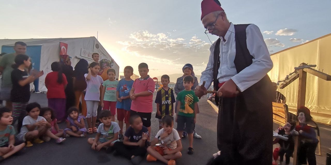 Kahramanmaraş’ta 40 Yıldır Çocuklara Gölge Oyunu Oynatıyor