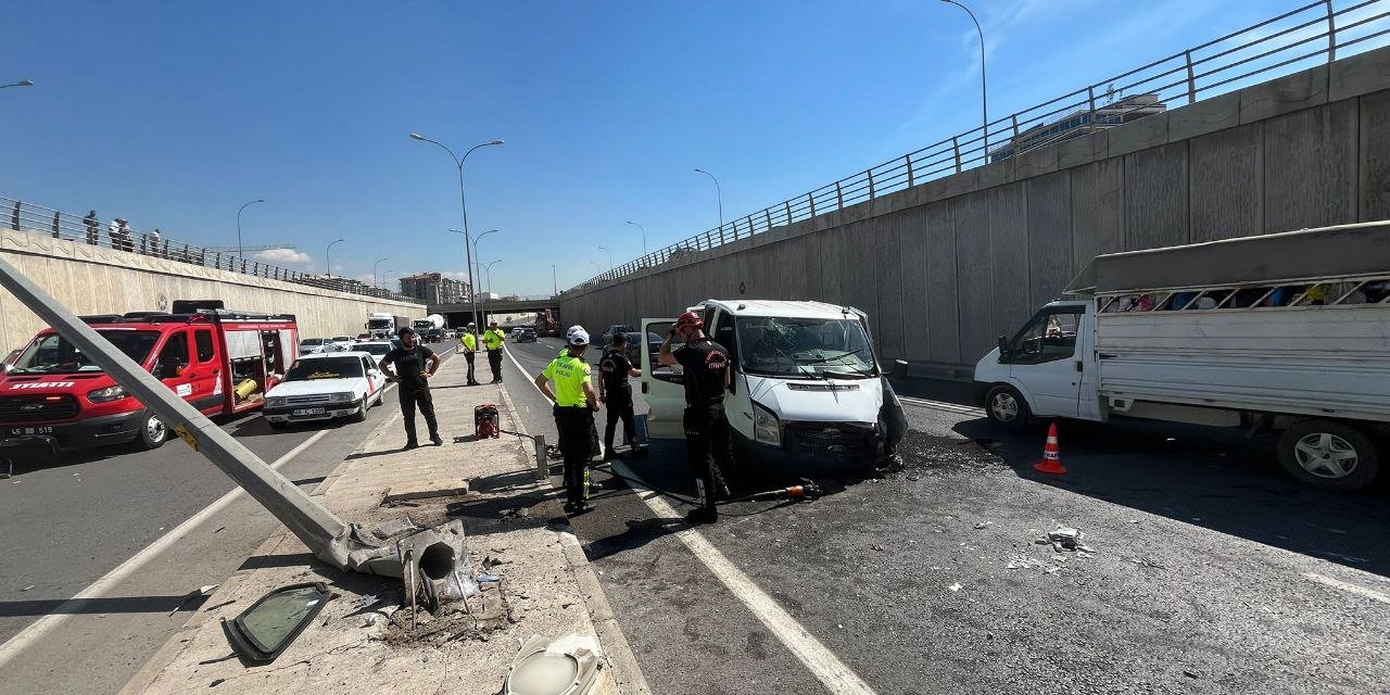 Kahramanmaraş’ta kamyonet aydınlatma direğine çarptı: 1 yaralı 