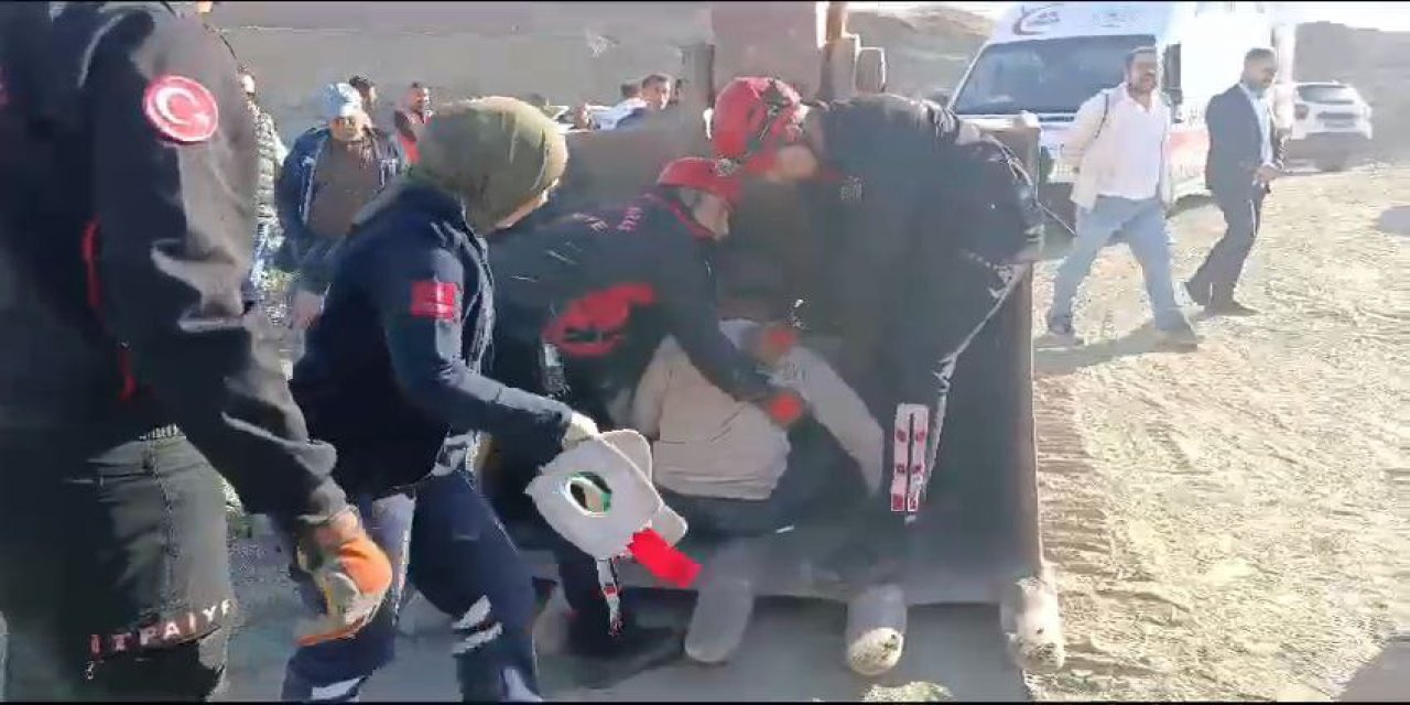 Kahramanmaraş’ta kazazede kepçeyle kurtarıldı