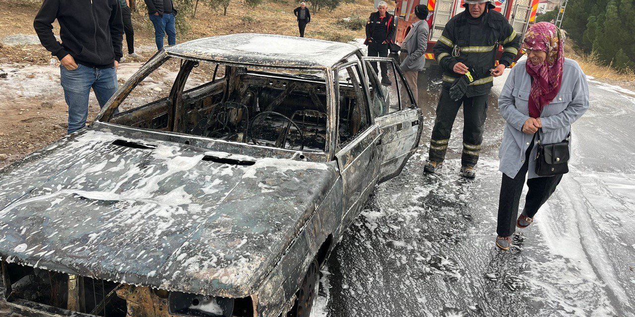 Kahramanmaraş’ta otomobil demir yığınına döndü 