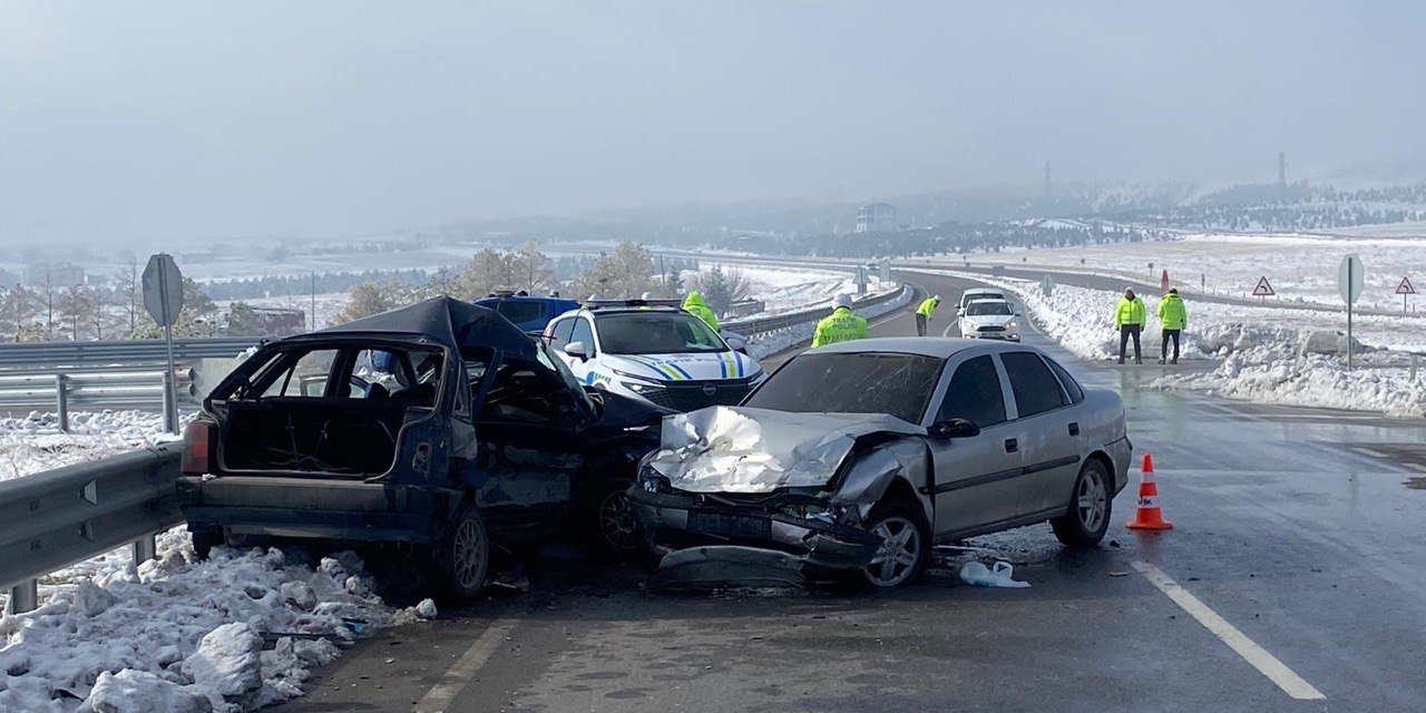 Afşin’de iki otomobil çarpıştı: 1 ölü 3 yaralı