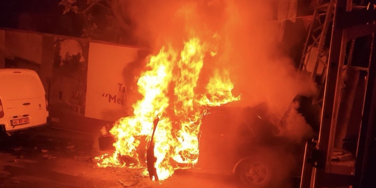 Kahramanmaraş’ta otomobil alev topuna döndü