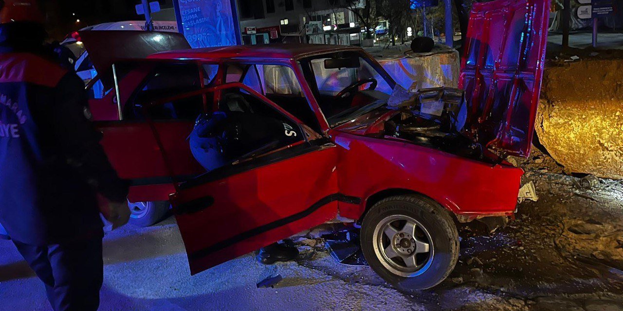 Kahramanmaraş'ta otomobil reklam panosuna çarptı: 2 ağır yaralı 