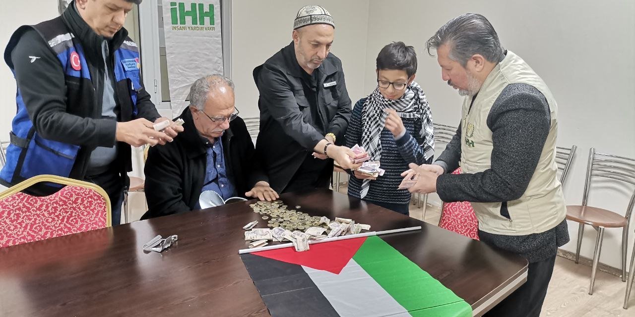 Minik Yüreği ve Dev Kumbarasıyla Gazze’ye Umut Oldu