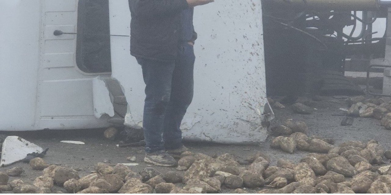 Kahramanmaraş Afşin’de Pancar Yüklü Tır Devrildi