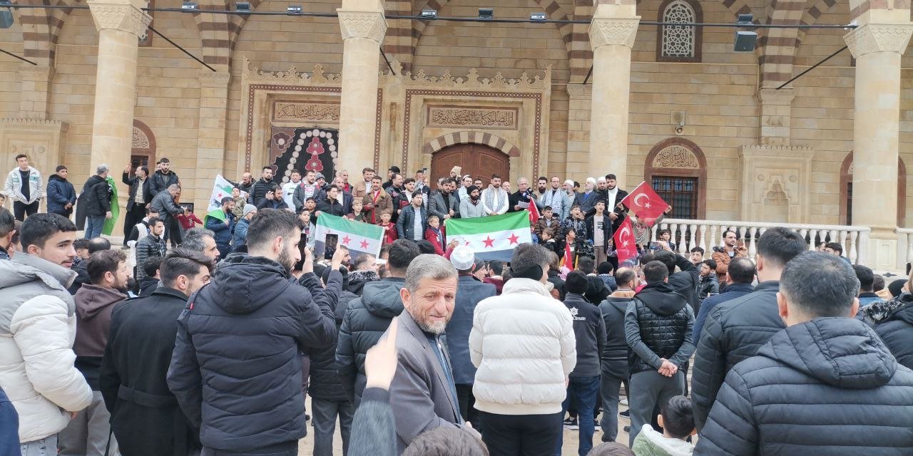 Kahramanmaraş'ta Suriyeliler, 61 Yıllık Baas Rejiminin Devrilişini Şükür Namazı ile Kutladı