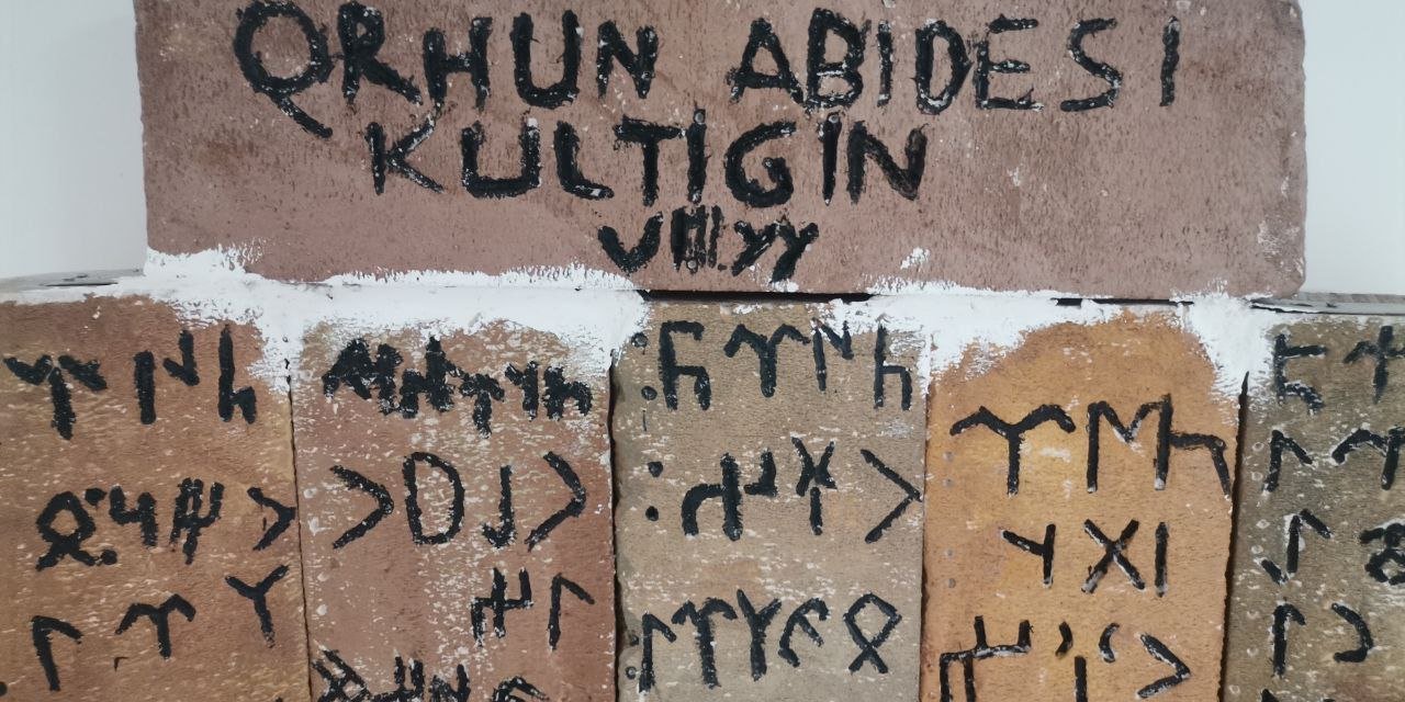 Kahramanmaraş’ta Öğrencilerden Orhun Abideleri Sergisi 