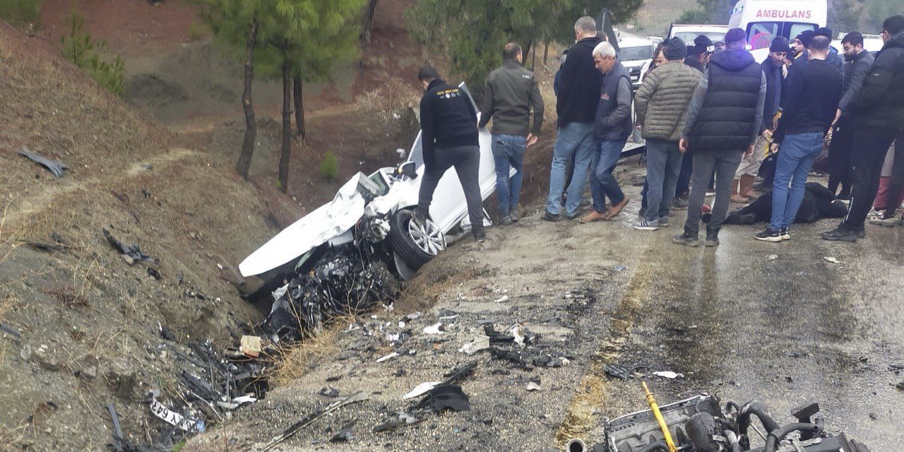 Andırın‘da otomobil ile hafif ticari araç çarpıştı: 2’si çocuk 8 yaralı