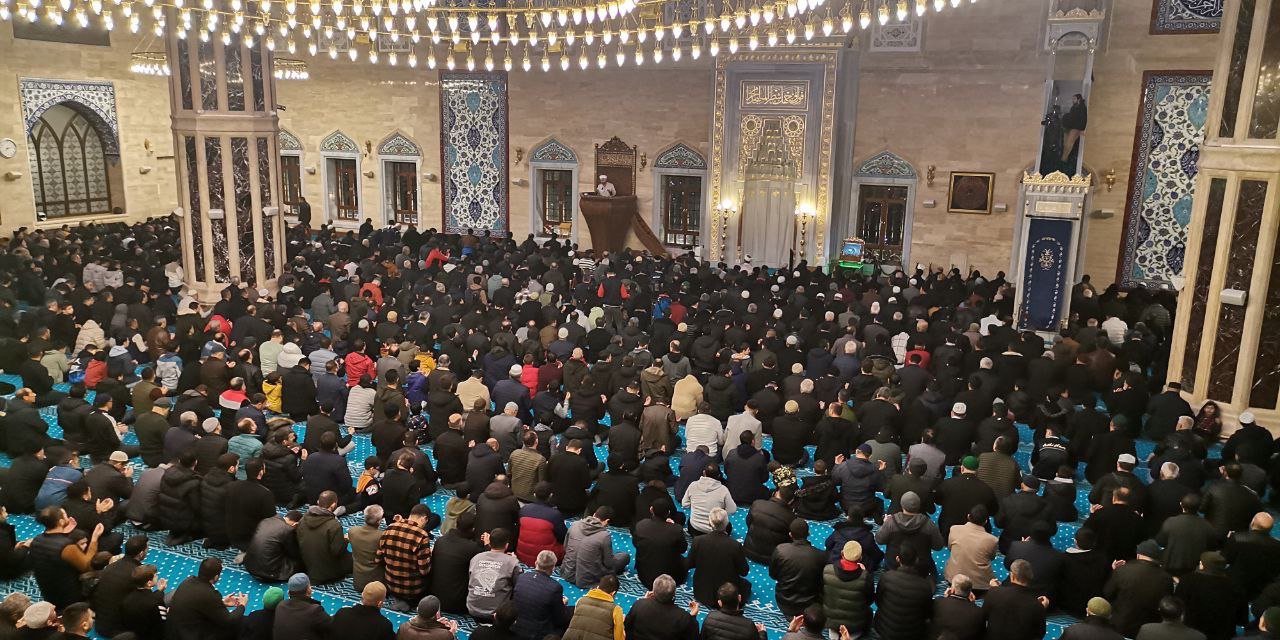 Depremzedeler, Regaib Kandilini Türkiye’nin 4. Büyük Camisinde Karşıladı