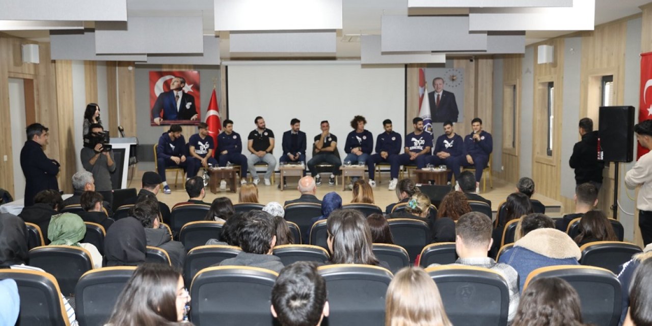 İstiklalspor Basketbolcuları İstiklal Üniversitesi Öğrencileriyle Buluştu