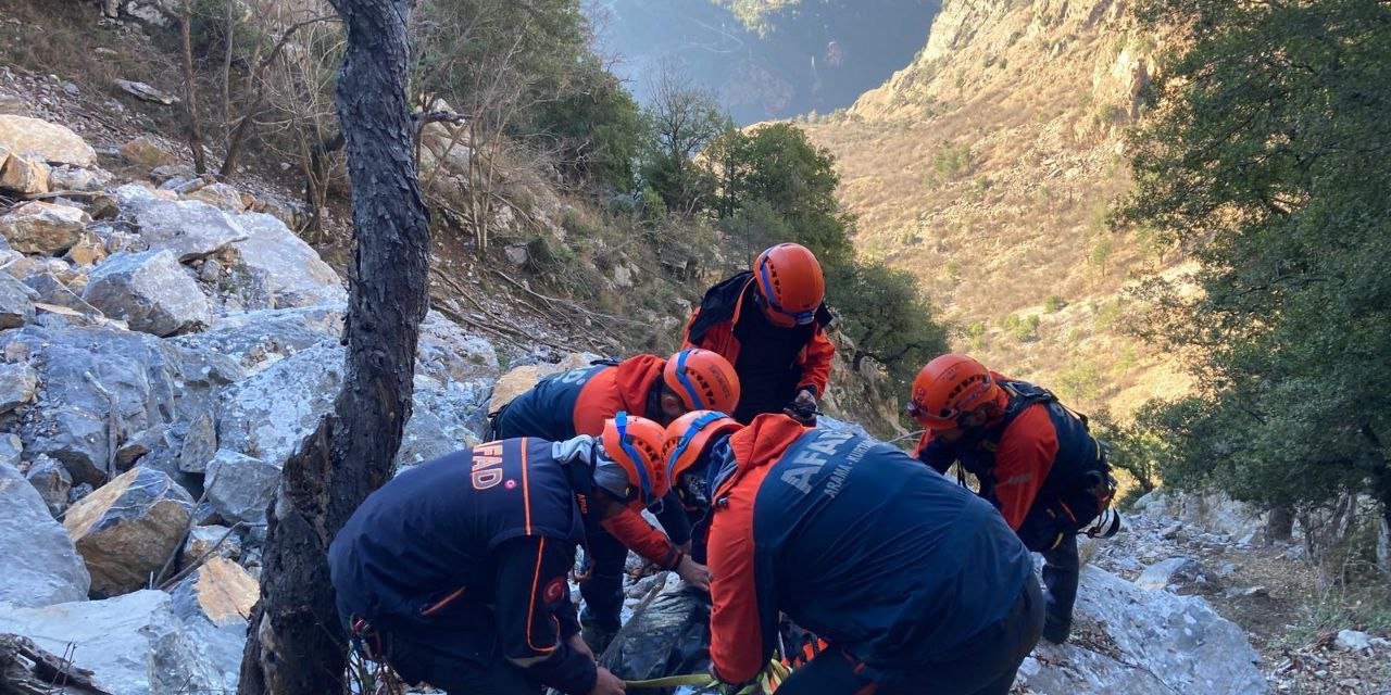 Andırın’da kayalıklardan düşen avcı için ekipler seferber oldu 