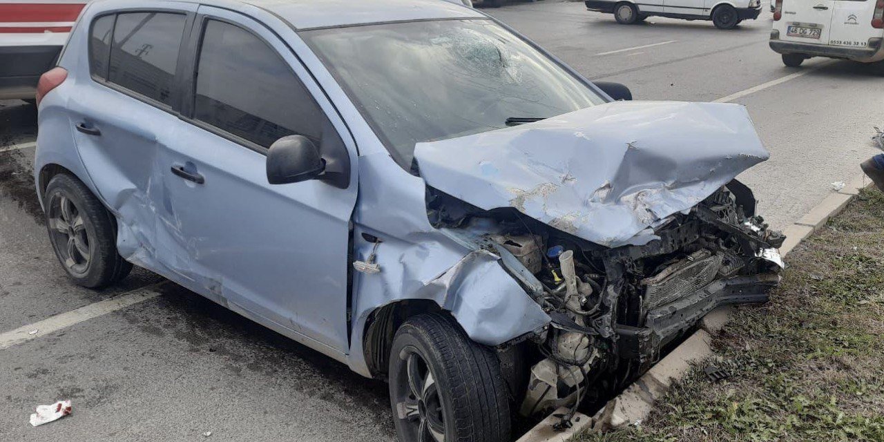 Kahramanmaraş’ta iki otomobil çarpıştı: 2 yaralı 