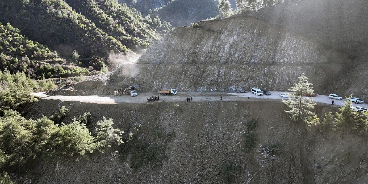 Büyükşehir, Andırın'ın Ulaşımını Kısaltacak Yolda Çalışmaları Hızlandırdı