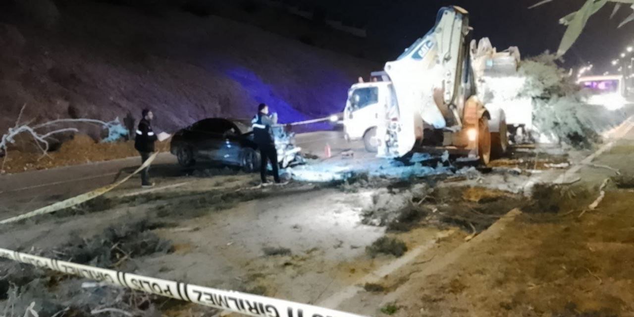 Kahramanmaraş’ta otomobil iş makinesine çarptı: 1 ölü