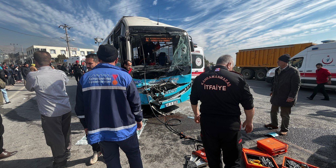 Kahramanmaraş’ta kamyon ile halk otobüsü çarpıştı: 6 yaralı