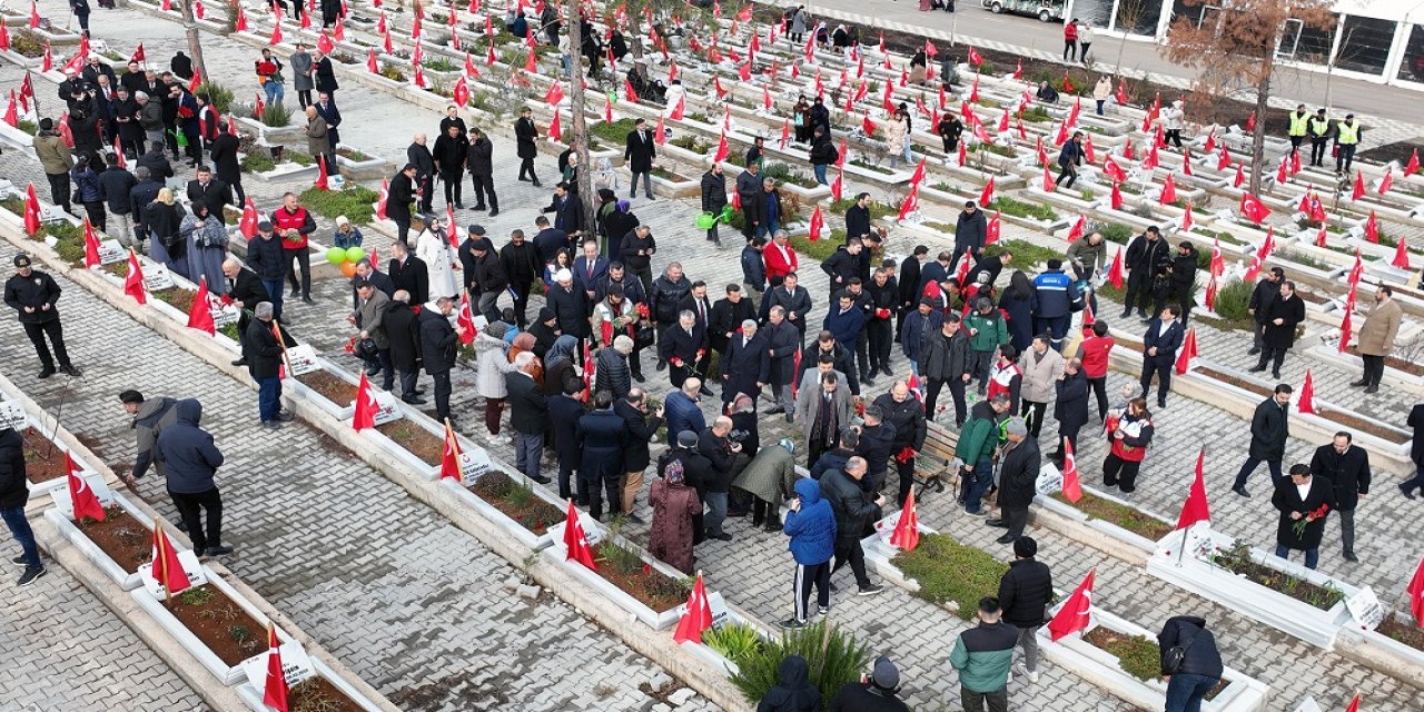 Deprem Şehitleri Kabirlerinde Başında Dualarla Anıldı