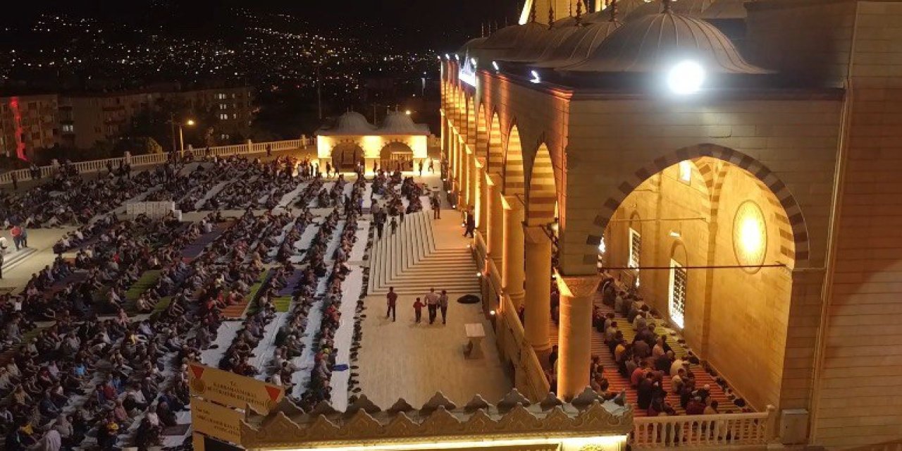 Kahramanmaraş’ta İlk Teravih Namazı 10 Bin Kişiyle Kılındı