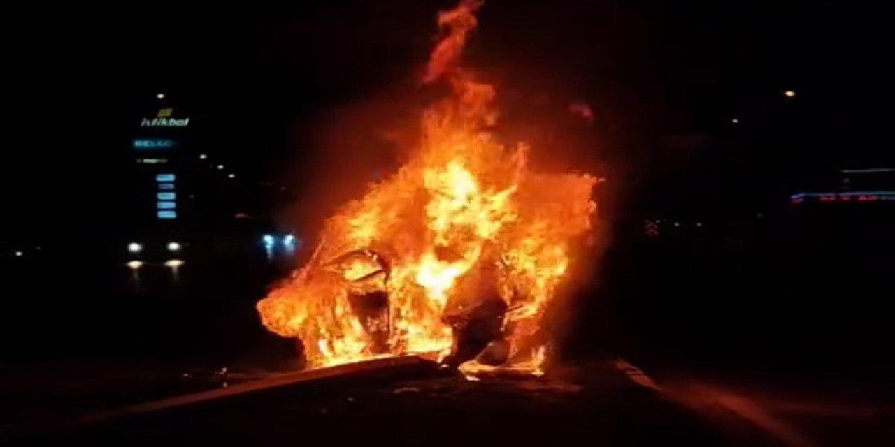 Kahramanmaraş’ta trafik kazası sonrası otomobil alev topuna döndü 