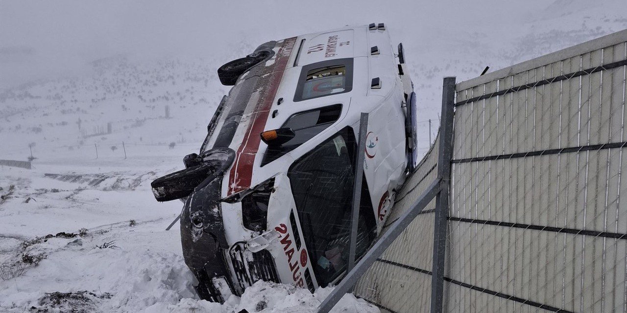 Kahramanmaraş’ta ambulans devrildi: 3 yaralı 