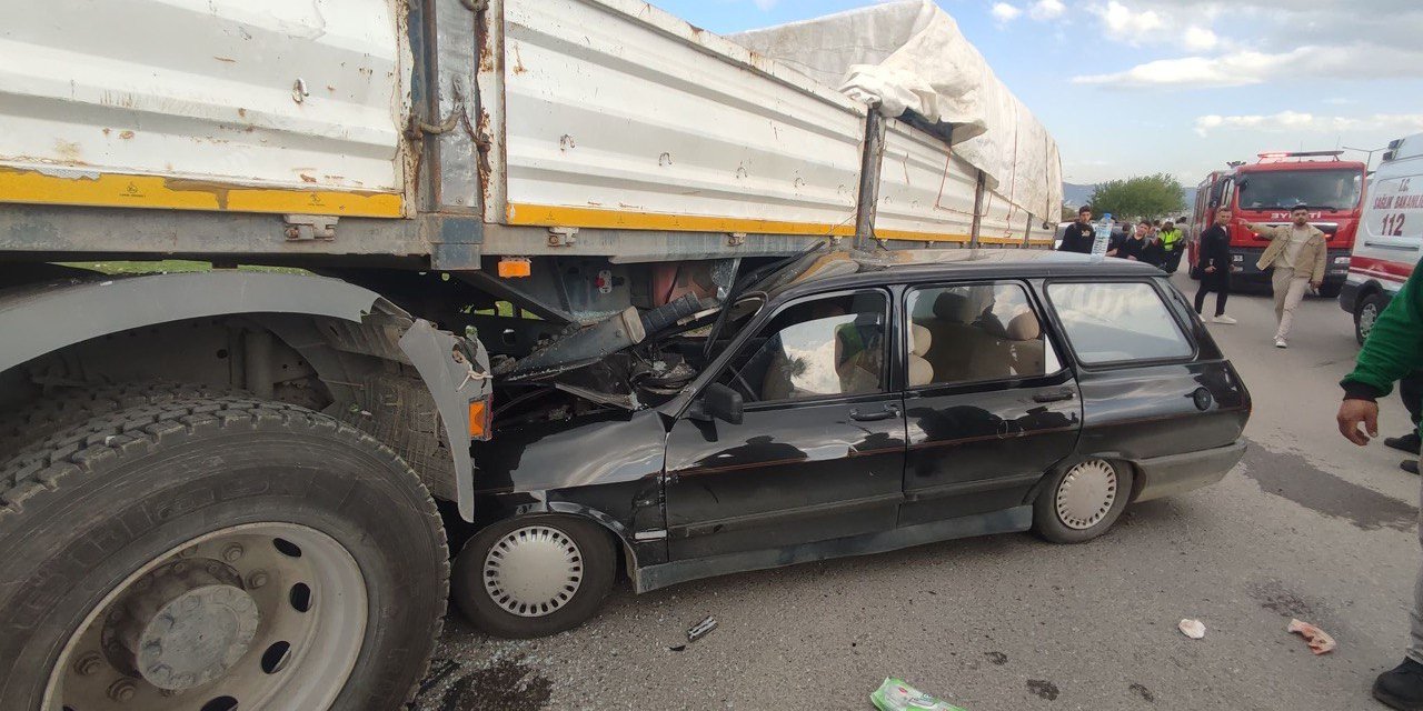 Kahramanmaraş’ta otomobil tırın altına girdi: 1’i ağır 2 yaralı