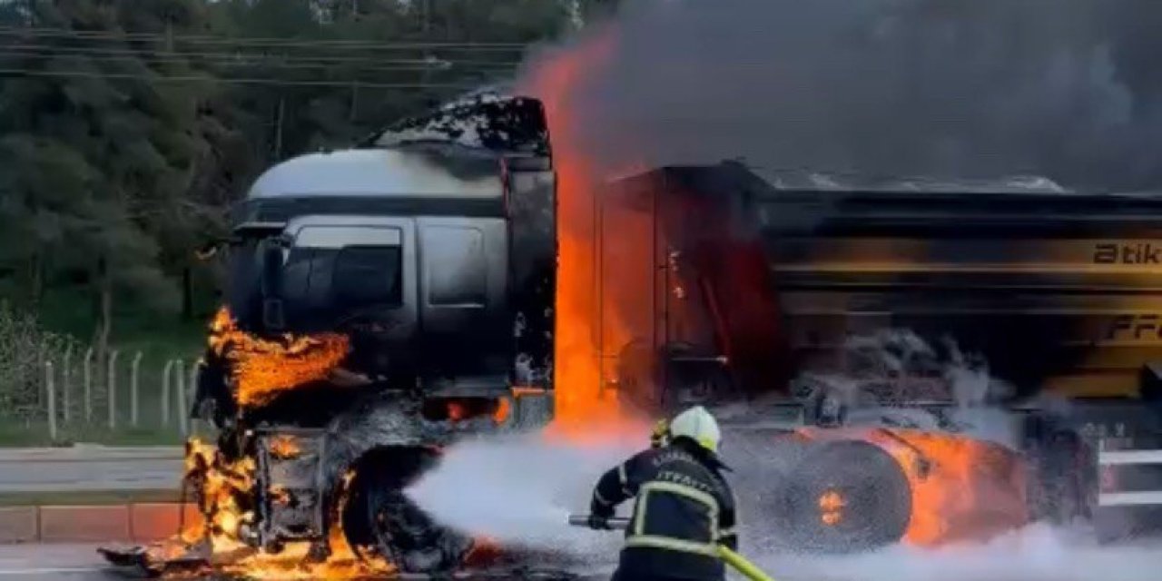 Kahramanmaraş’ta seyir halinde olan tır alev topuna döndü
