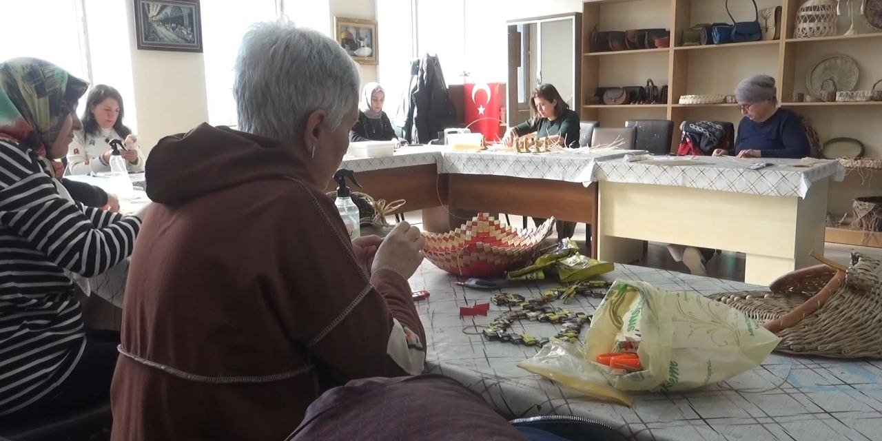 Depremzede Kadınlar, Aile Ekonomisine Sepet Örerek Destek Oluyor  