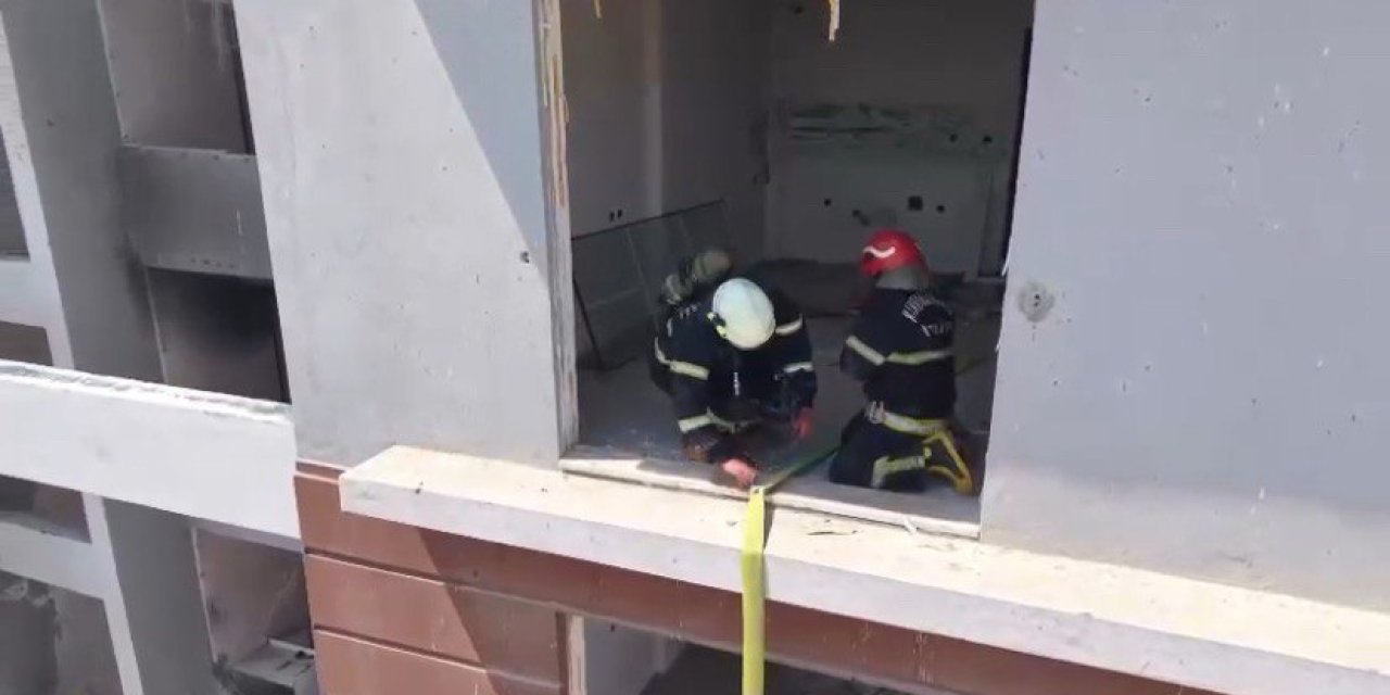 Kahramanmaraş’ta ağır hasarlı binada yangın paniği 