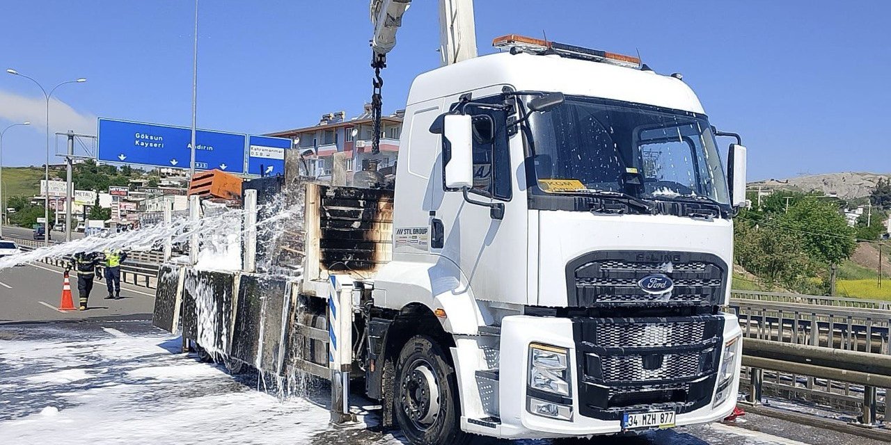 Kahramanmaraş’ta yol bakım aracına yangın