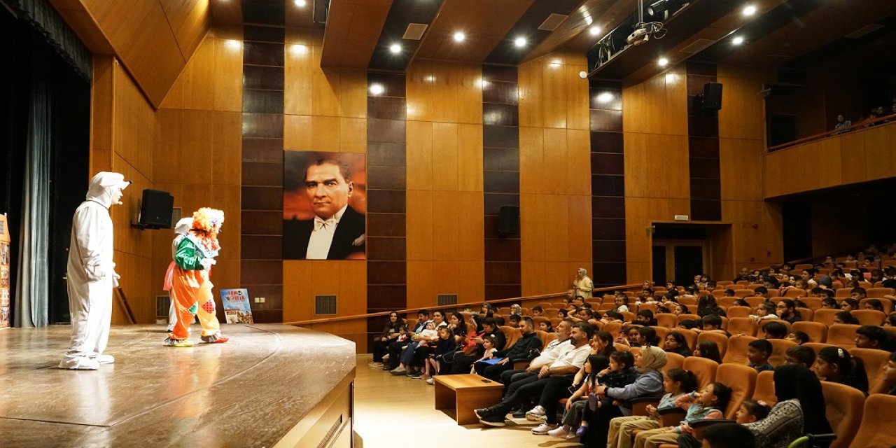 Renkli Kostümler ve Büyük Alkışlar: “Sam ile Julia” Çocuklarla Buluştu