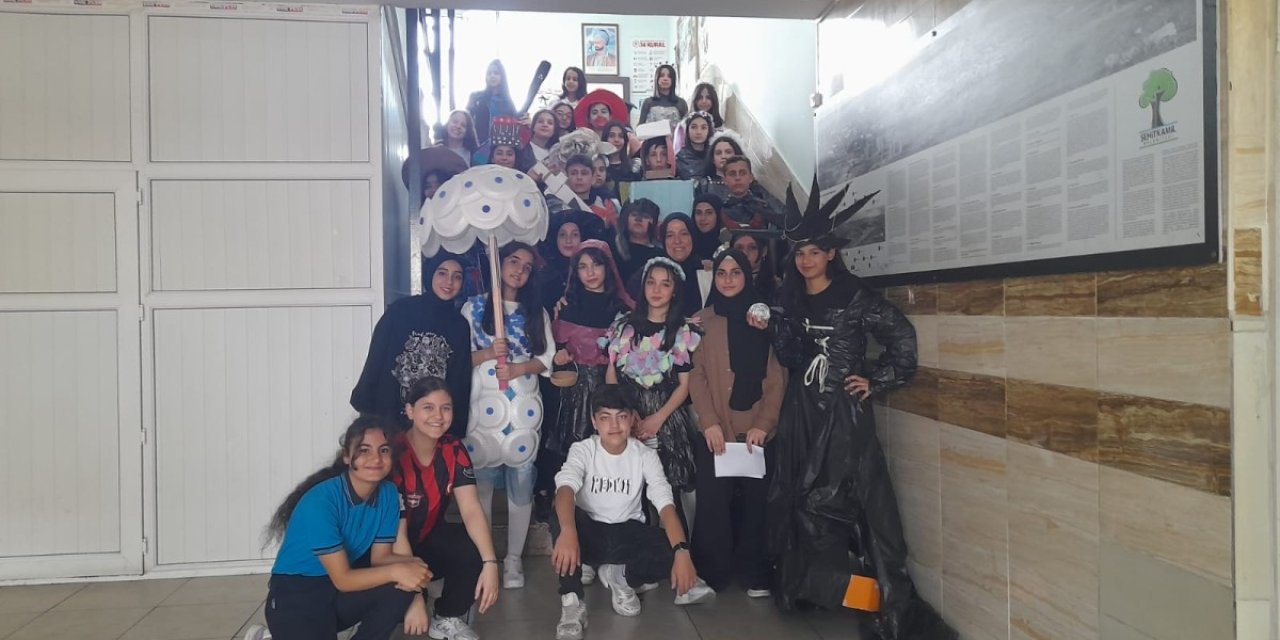 Gaziantep'te atık malzemelerden hazırlanan kıyafetler sergilendi