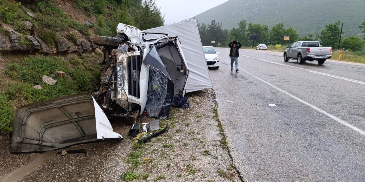 Andırın’da kamyonet devrildi: 1 yaralı