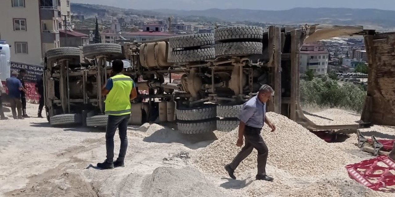 Kahramanmaraş’ta tır devrildi sürücüsü yaralandı