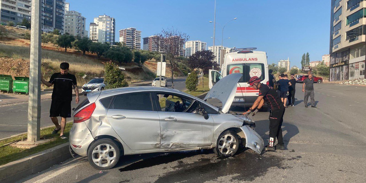 Kahramanmaraş’ta iki otomobil çarpıştı: 1 yaralı